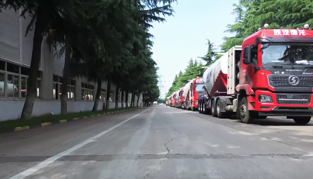 大單!100臺#粉罐半掛車 陸續(xù)發(fā)車，震撼#航拍