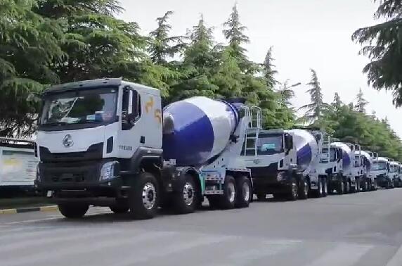 市場如此火爆，一批批新車交付用戶。場面壯觀！